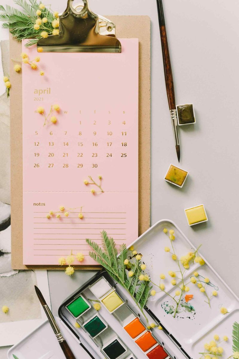 Calendar de birou printre acuarele și flori